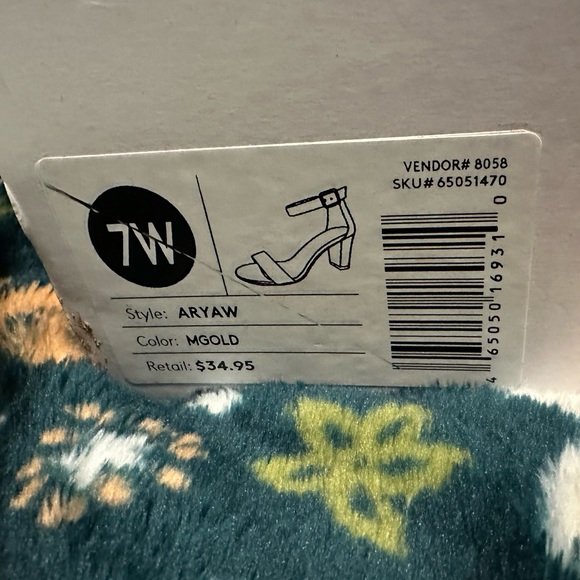 DB Studio BNIB Aryaw Gold Metallic block heel sandal - Picture 6 of 7